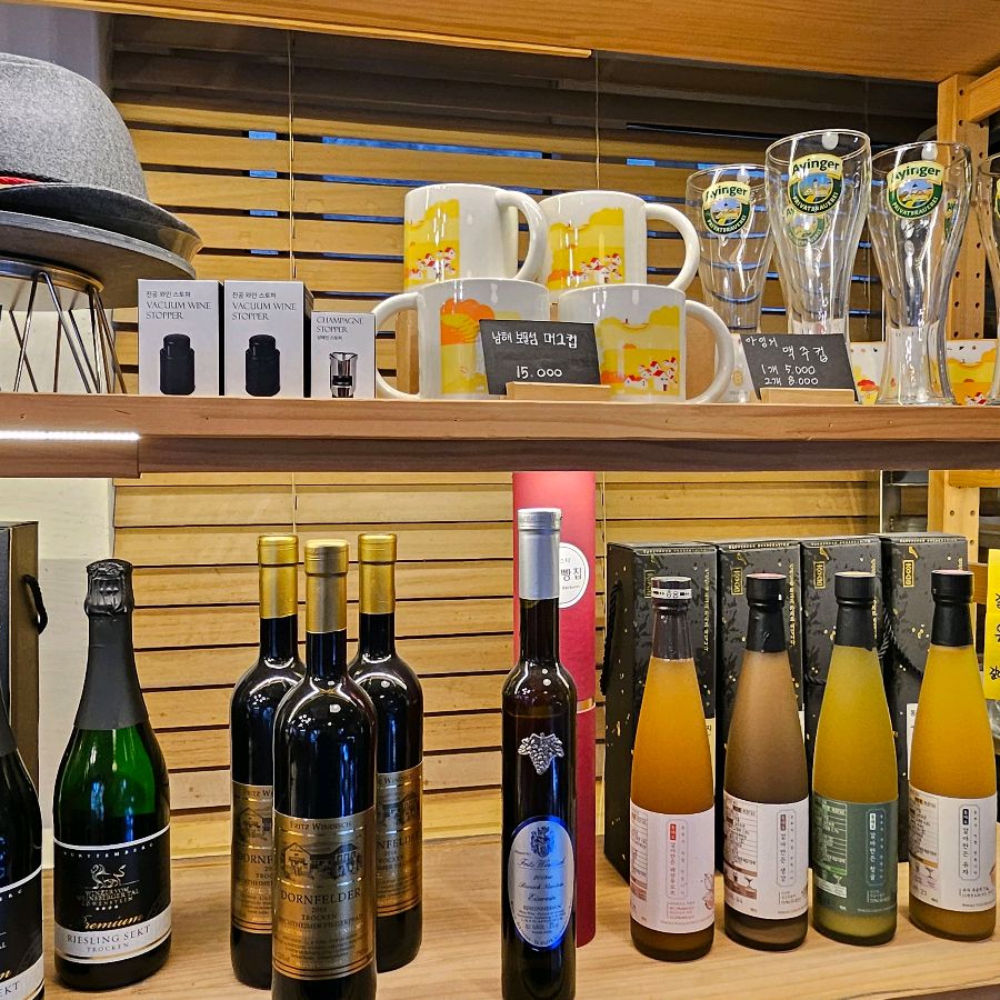 다양한 종류의 와인과 맥주, 그리고 커피 관련 용품들이 진열되어 있는 모습