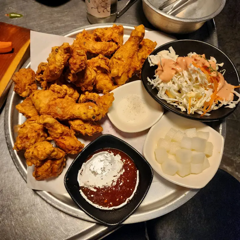 곁들여 먹기 좋은 양념과 샐러드가 함께 나오는 치킨