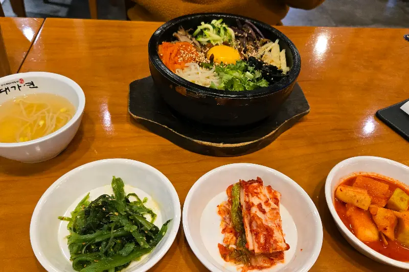 비빔밥과 밑반찬