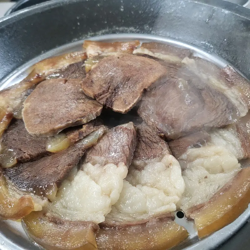 윤기가 흐르는 수육