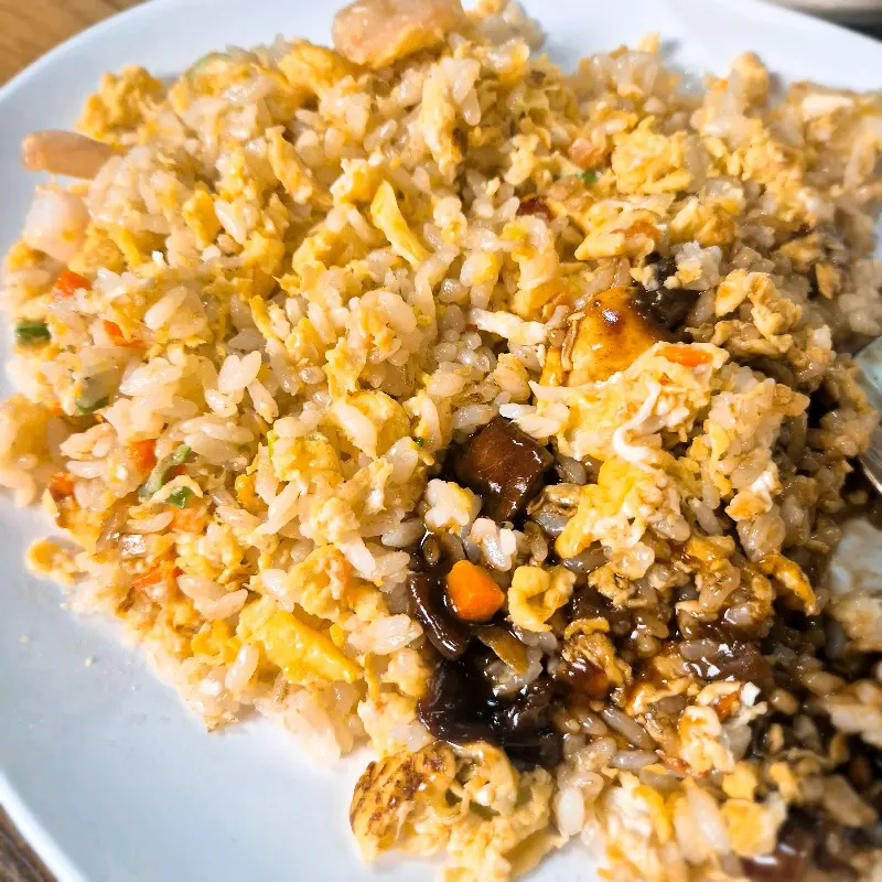 짜장 소스가 뿌려진 볶음밥