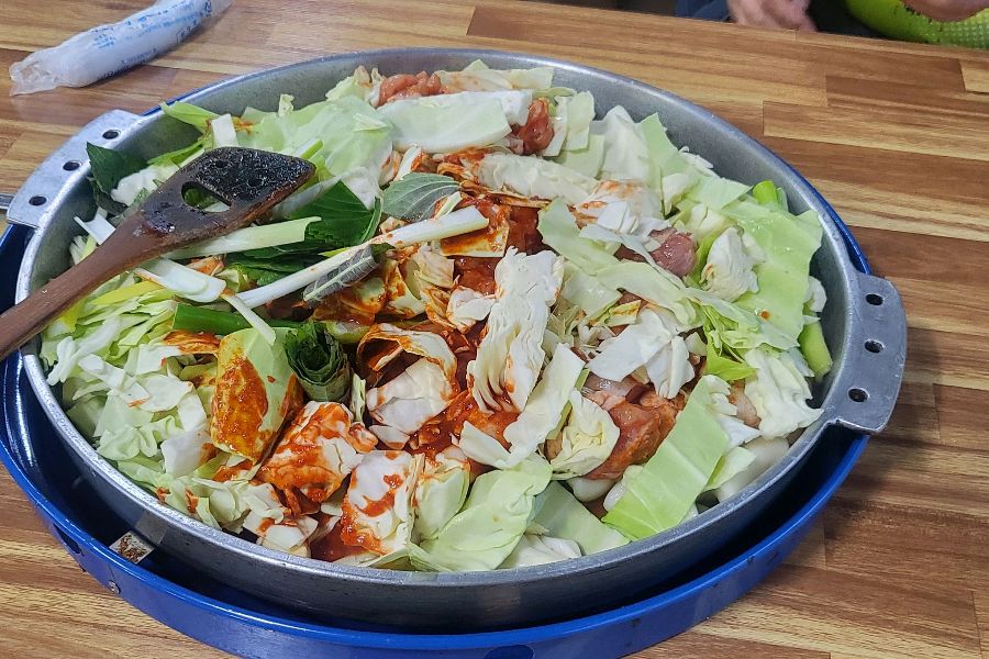 신선한 양배추와 닭갈비가 담긴 냄비