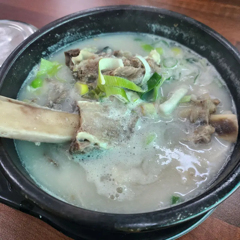 푸짐한 돼지국밥 한 그릇