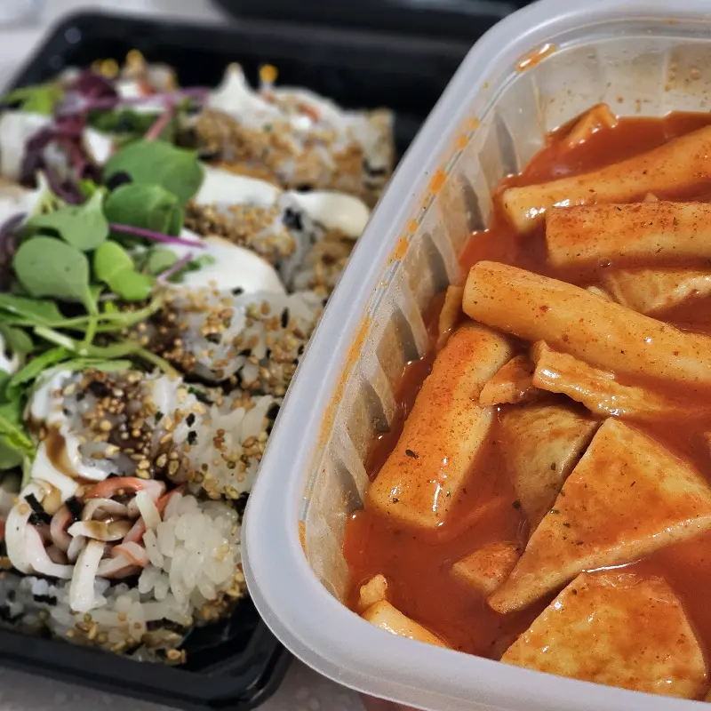 캘리포니아 롤과 떡볶이