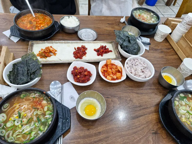 다양한 김치와 밑반찬이 제공되는 모습