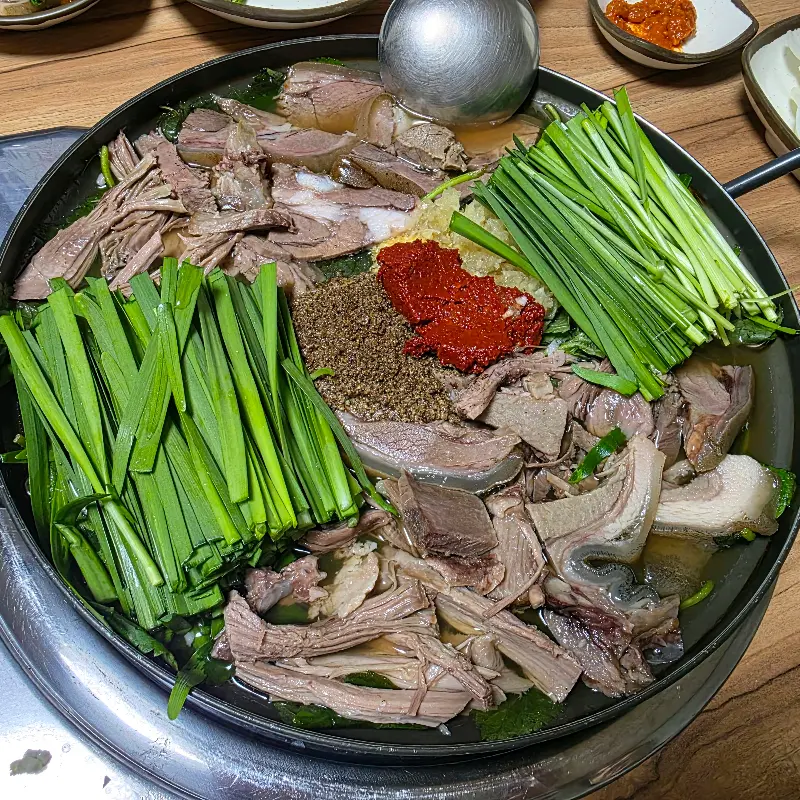 푸짐한 흑염소 전골