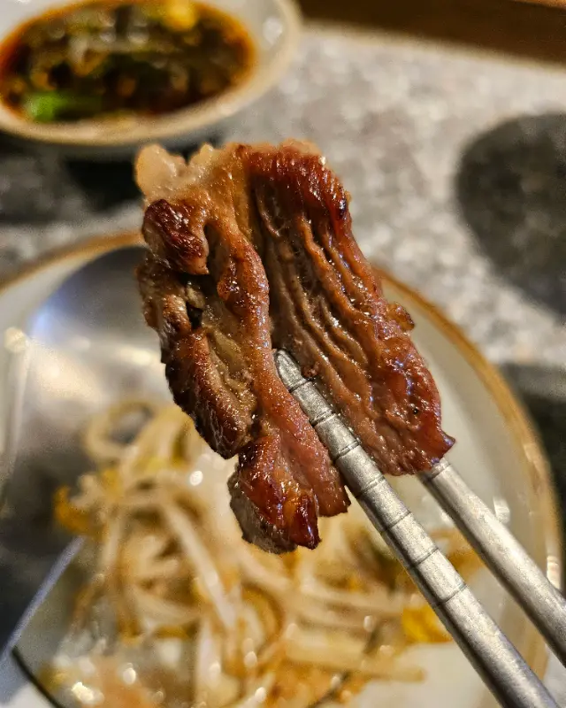 젓가락으로 집어 올린 양갈비
