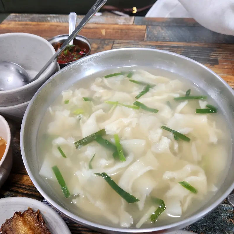 정갈하게 담겨 나온 칼제비