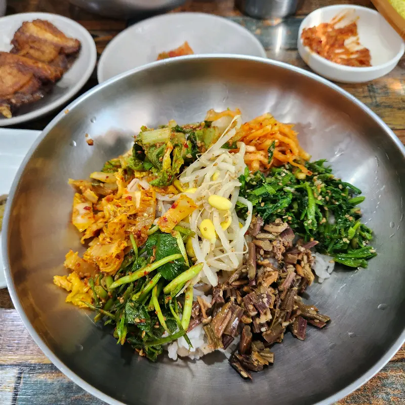 알록달록한 색감의 보리밥