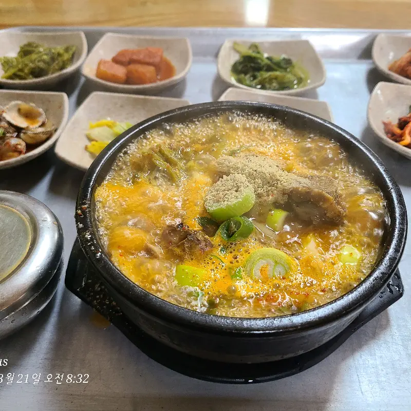 뼈해장국에 뿌려진 고소한 들깨가루