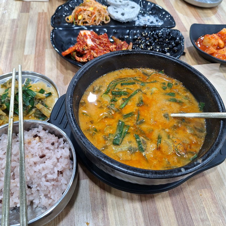 추어탕과 다양한 반찬