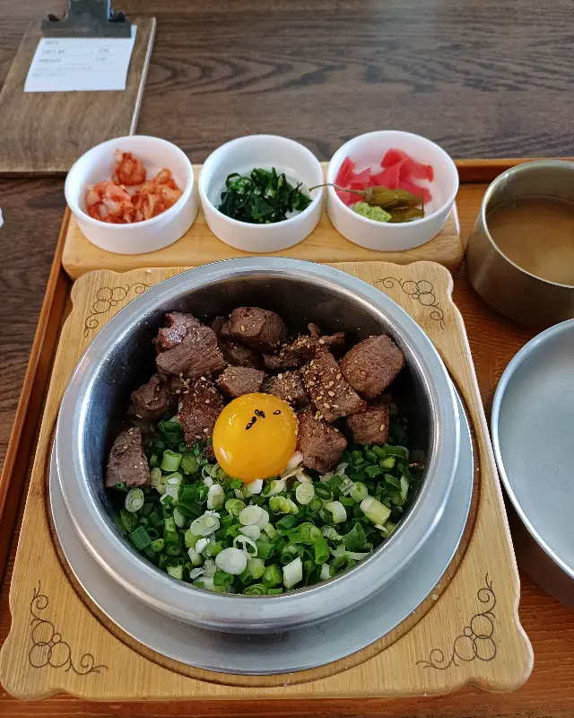 스테이크 솥밥 근접샷