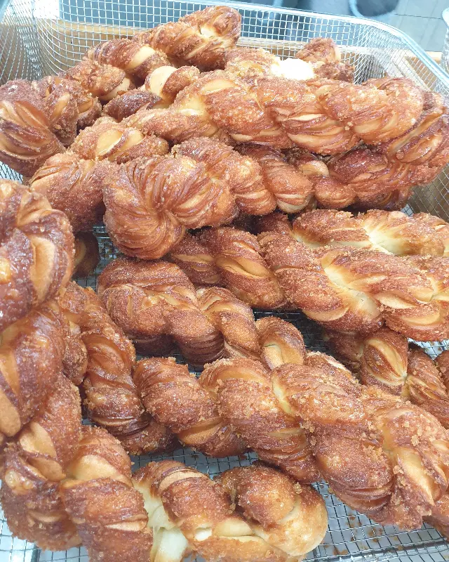 갓 튀겨져 나온 꽈배기