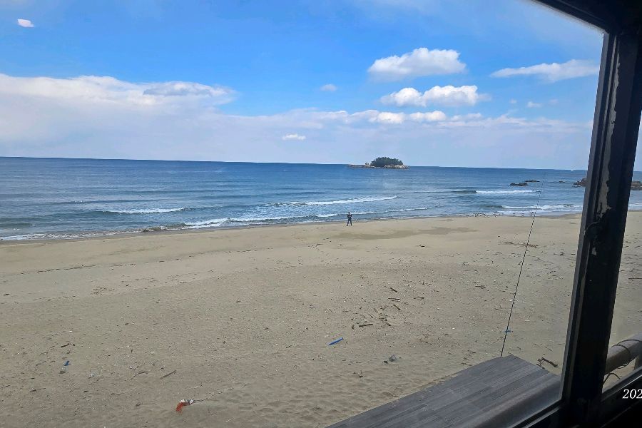 창밖으로 보이는 바다 풍경