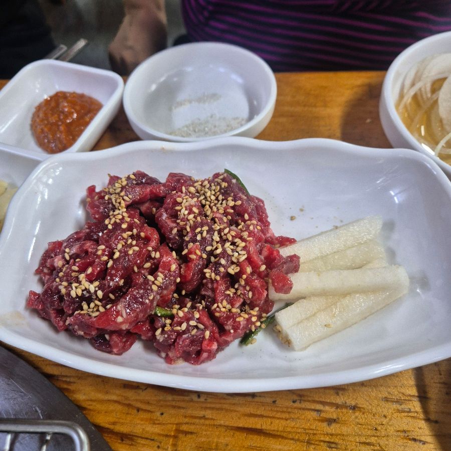 신선하고 먹음직스러운 육회