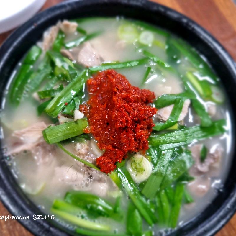 다진 양념을 푼 돼지국밥