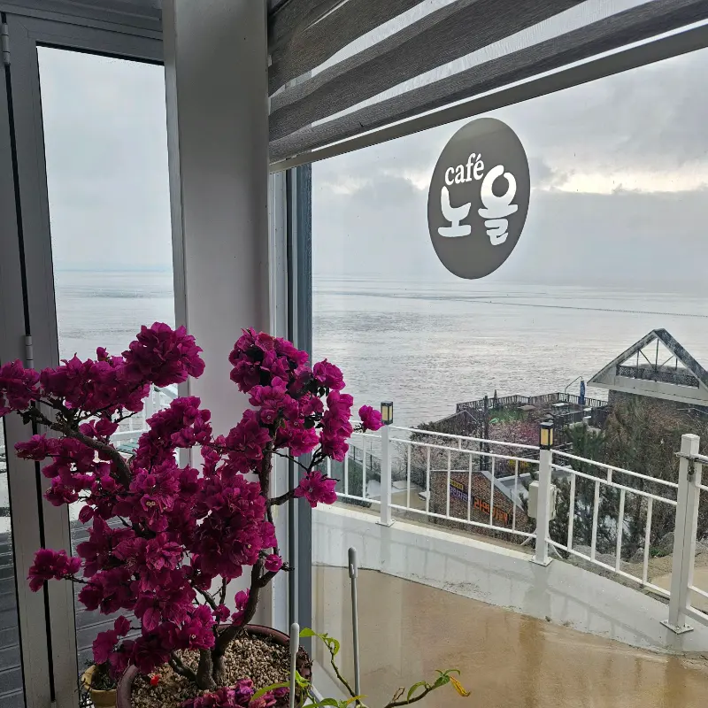 창밖으로 보이는 바다 풍경