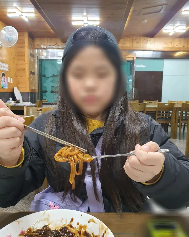 짜장면을 맛있게 먹는 아이