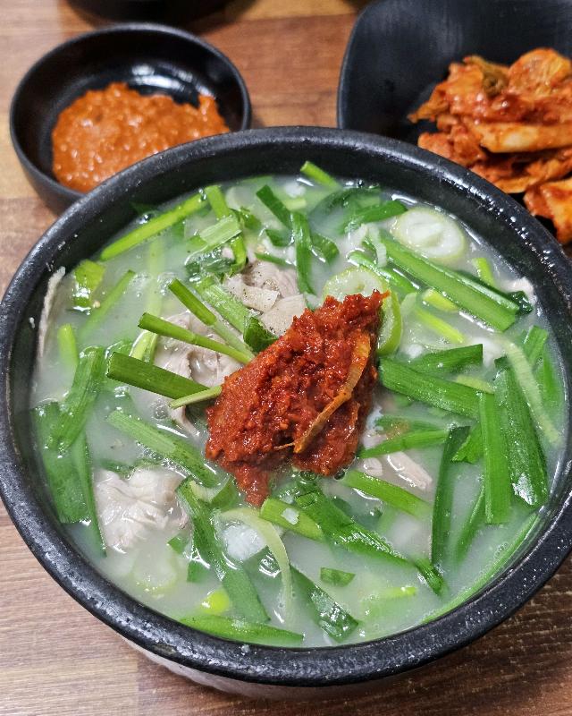 다진 양념을 올린 돼지국밥