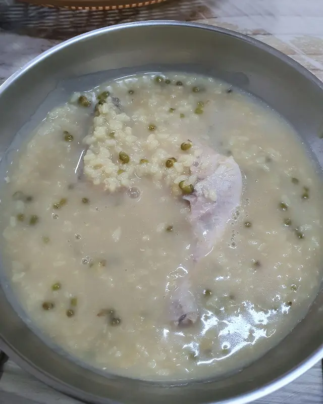 녹두가 듬뿍 들어간 녹두닭죽