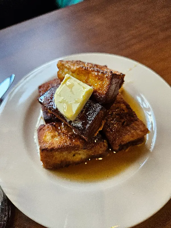 버터가 녹아내리는 프렌치토스트