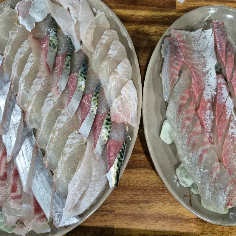 푸짐하게 담긴 모듬회