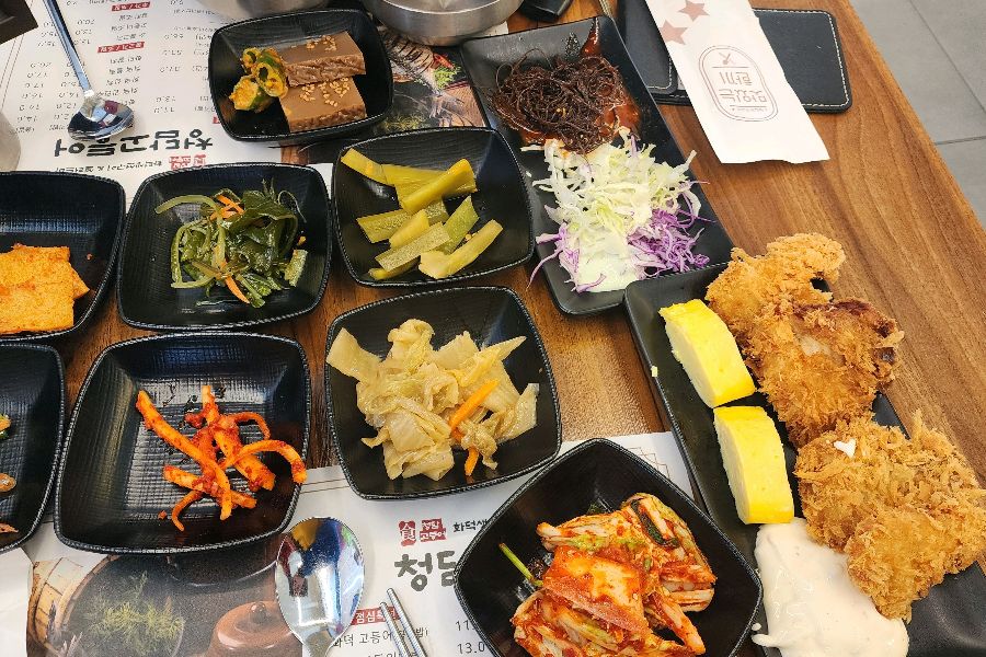 다양한 밑반찬과 생선까스