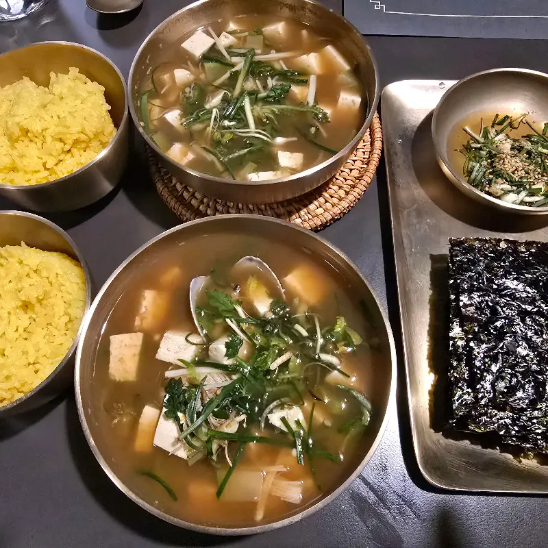 정갈하게 담겨 나온 된장찌개