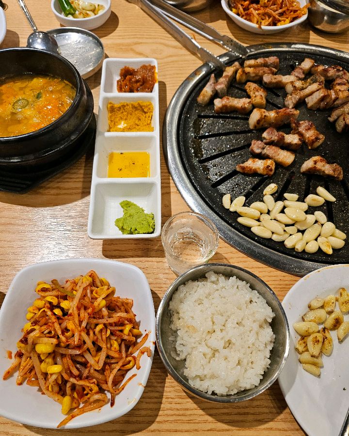 다채로운 밑반찬과 쌈 채소