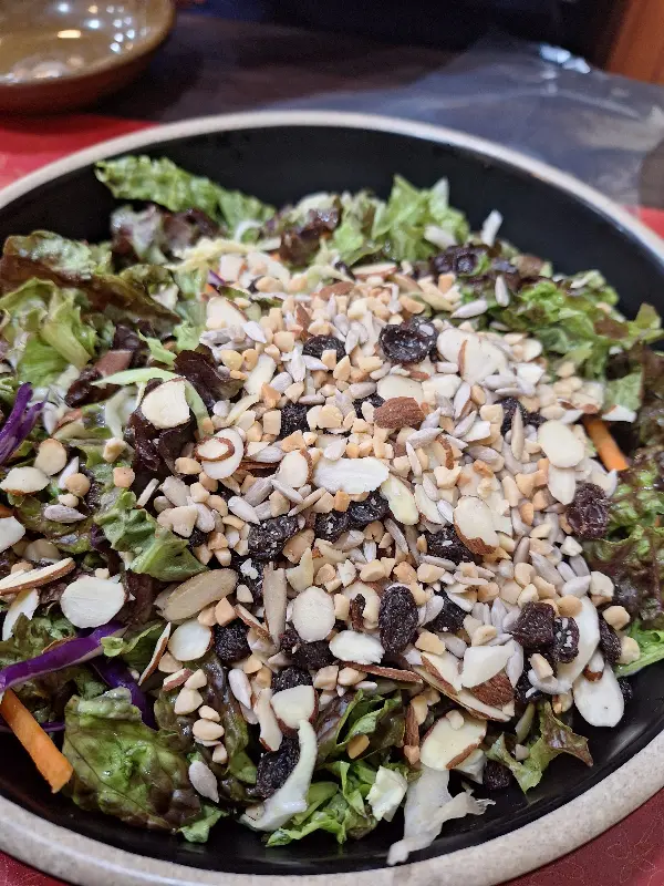 견과류가 듬뿍 뿌려진 샐러드