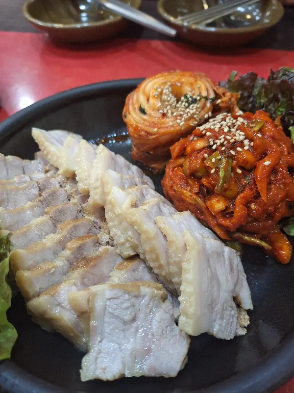 윤기가 흐르는 보쌈과 먹음직스러운 김치