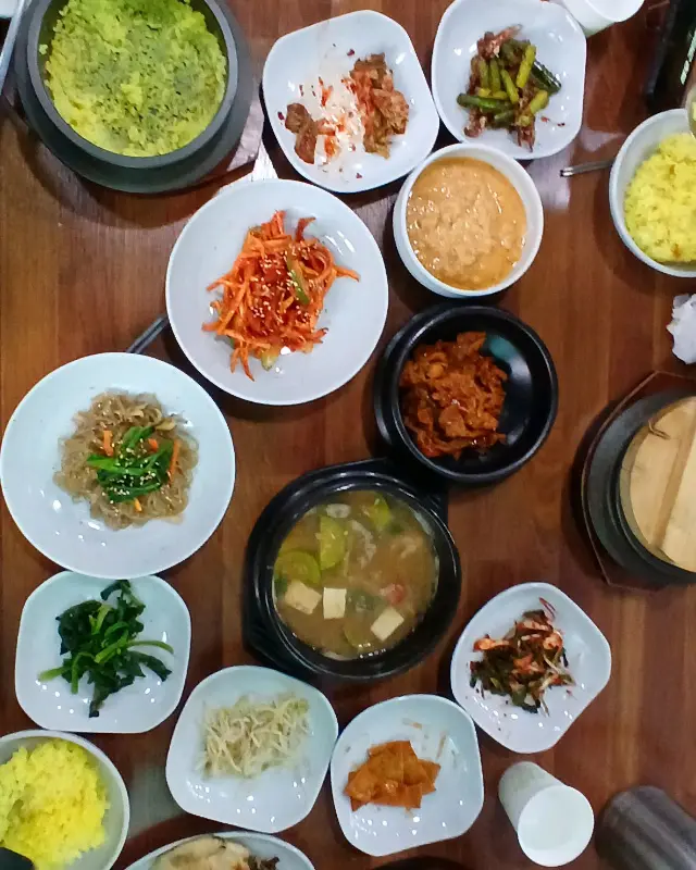 돌솥밥과 함께 나오는 다양한 반찬들