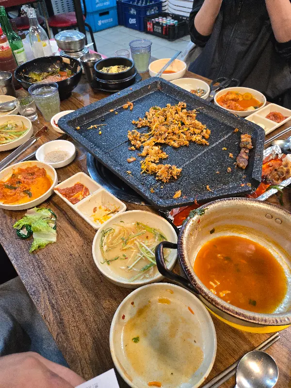 불판 위에 올려진 라면