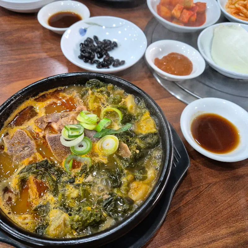 뼈와 살코기가 푸짐하게 담긴 뼈해장국