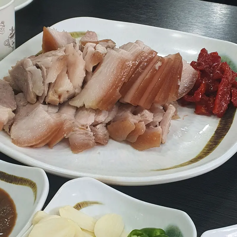 윤기가 흐르는 수육