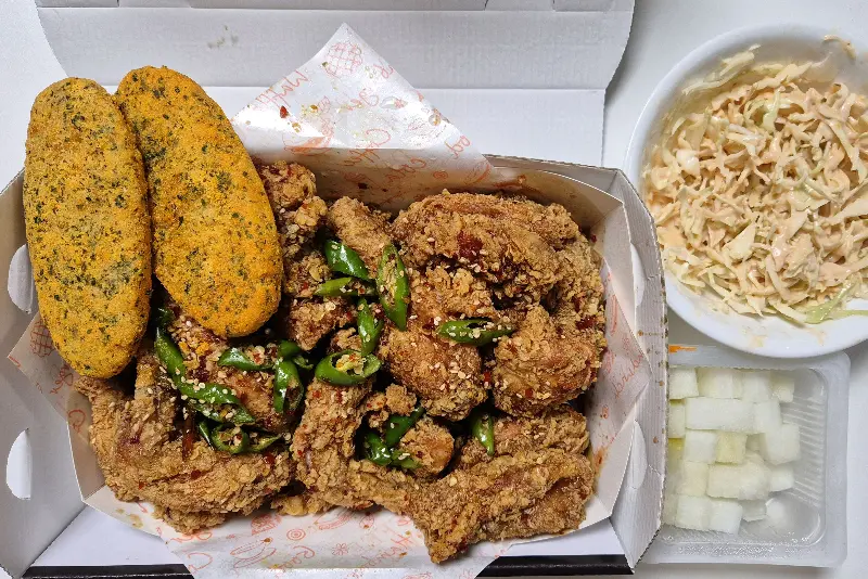 땡초 간장 치킨과 서비스로 주신 핫도그