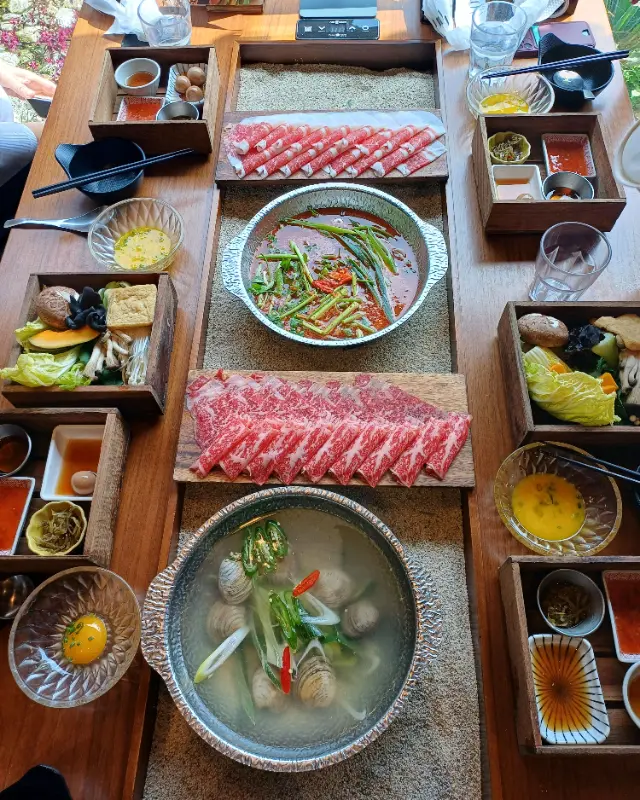 샤브샤브 재료와 육수가 정갈하게 차려진 테이블