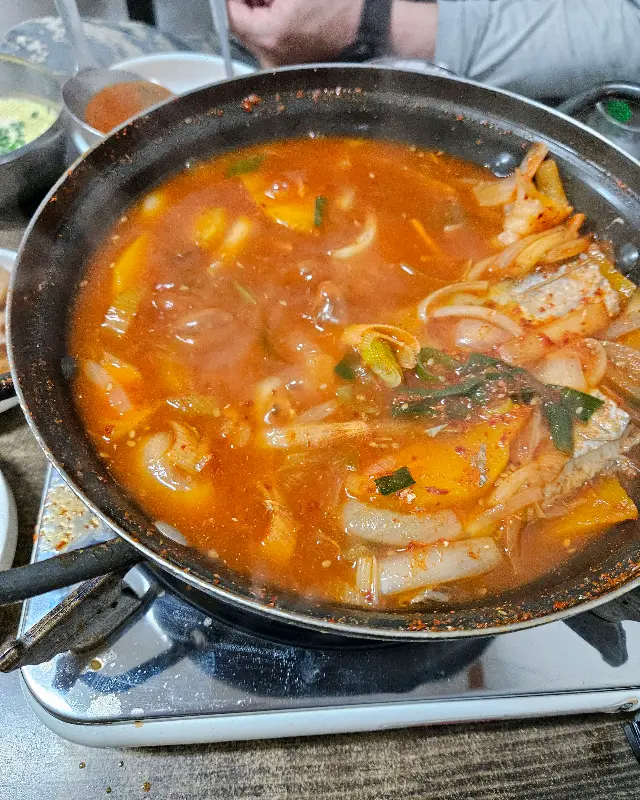 보글보글 끓고 있는 매콤한 갈치찌개의 모습