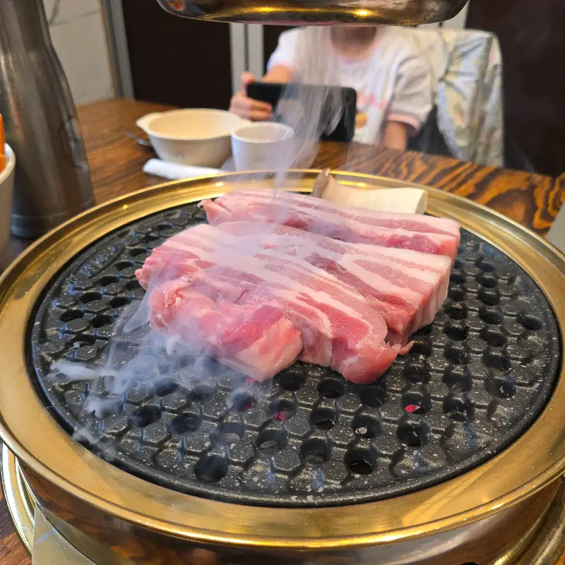 숯불에 구워지는 삼겹살