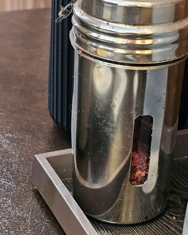 테이블 위에 놓인 고춧가루 통