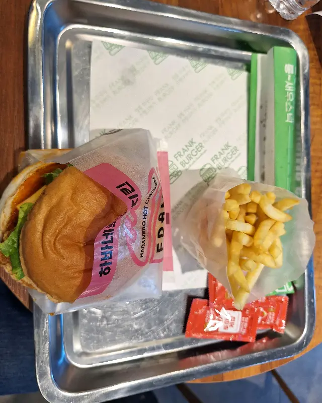 쟁반 위에 놓인 햄버거와 감자튀김, 케첩