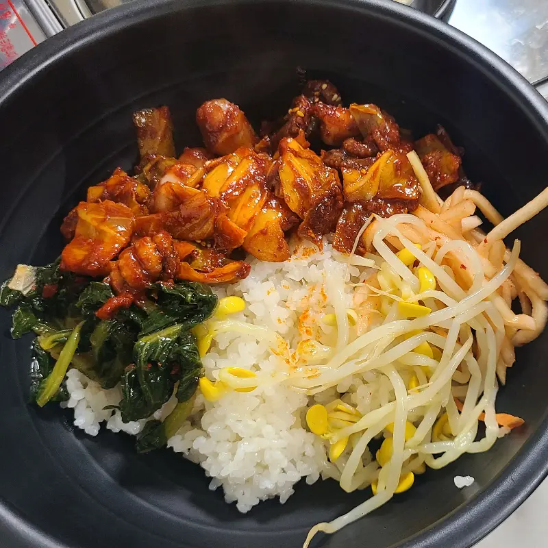 푸짐한 쭈꾸미 비빔밥
