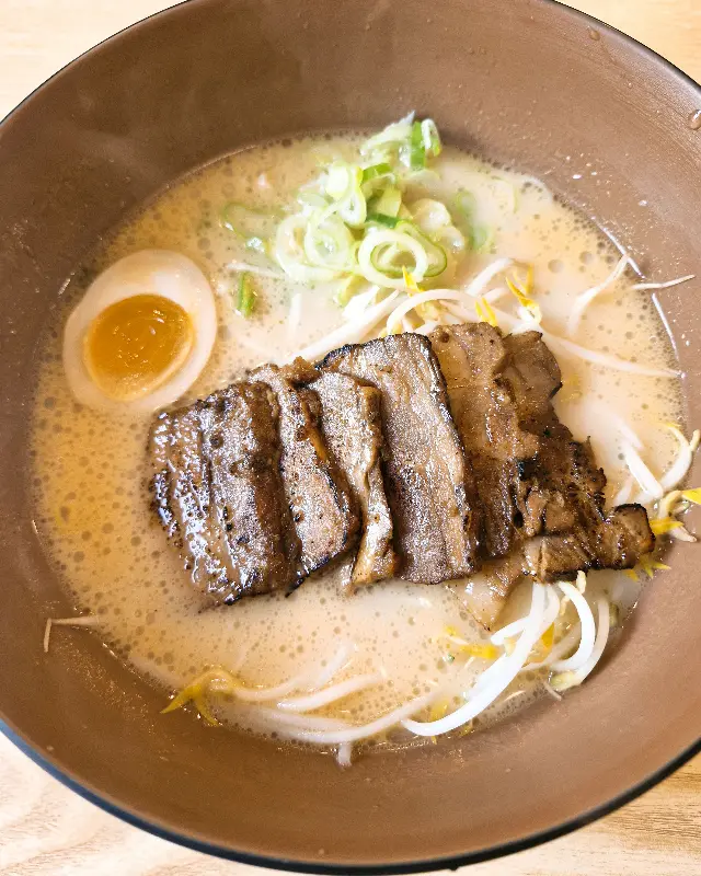 차슈가 듬뿍 올려진 돈코츠 라멘