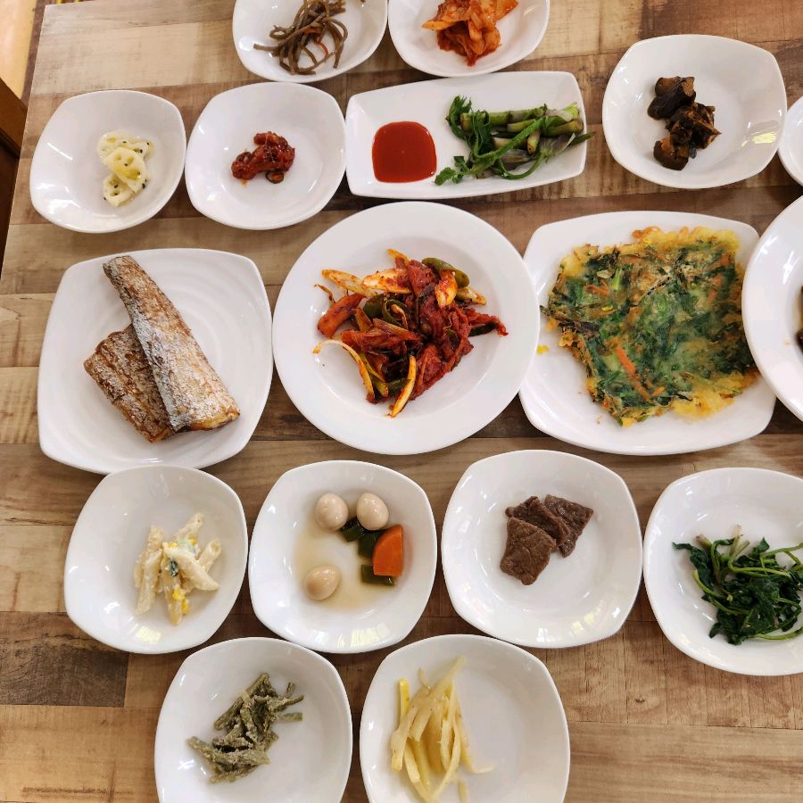 한 상 가득 차려진 전주한정식의 다양한 반찬들