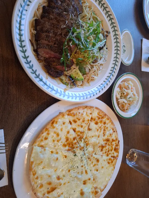 테이블 위 찹스테이크