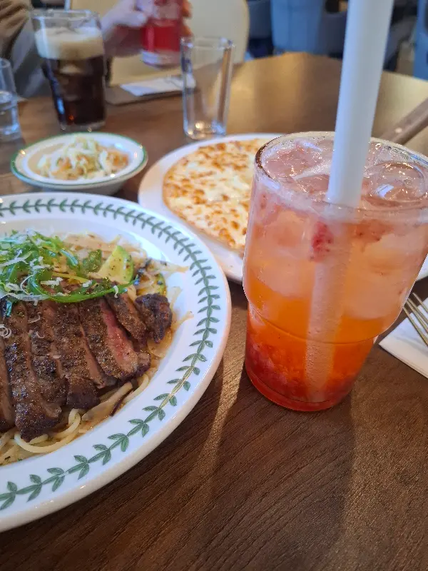 스테이크 파스타와 음료