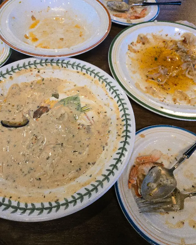 깨끗하게 비워진 접시들