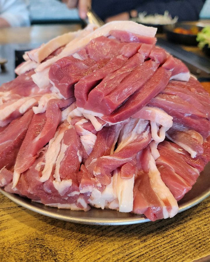 접시에 산처럼 쌓인 오리고기