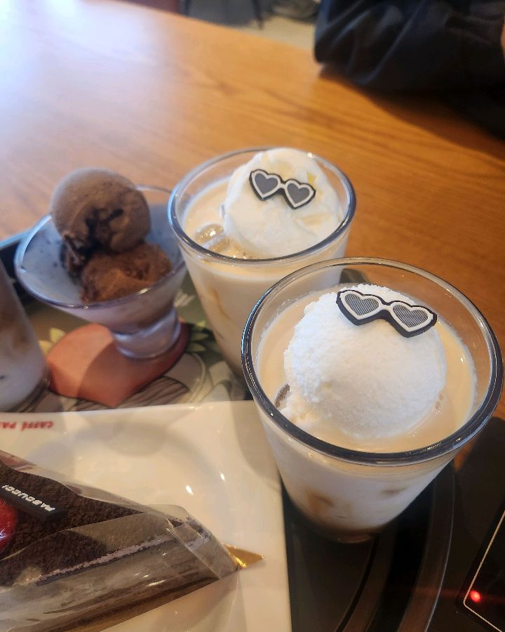 귀여운 장식이 올라간 음료