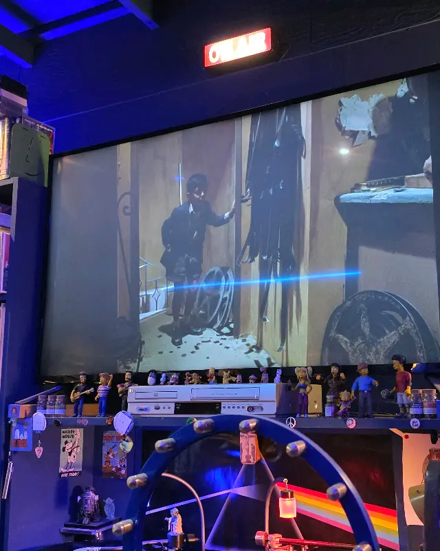 뮤직비디오가 상영되는 스크린